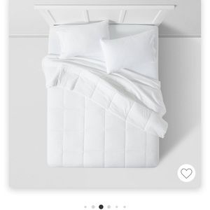 NEW King all season comforter insert white. Soft light for year round use.